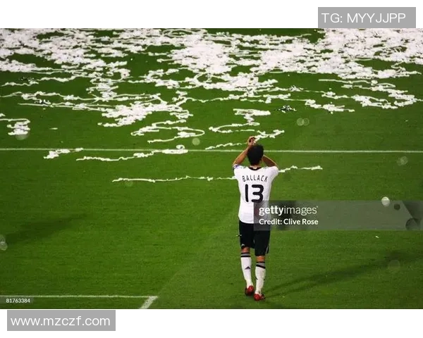 寻找足球明星的足迹与荣耀一起探索他们背后的故事与成就 寻找足球明星的足迹与荣耀一起探索他们背后的故事与成就