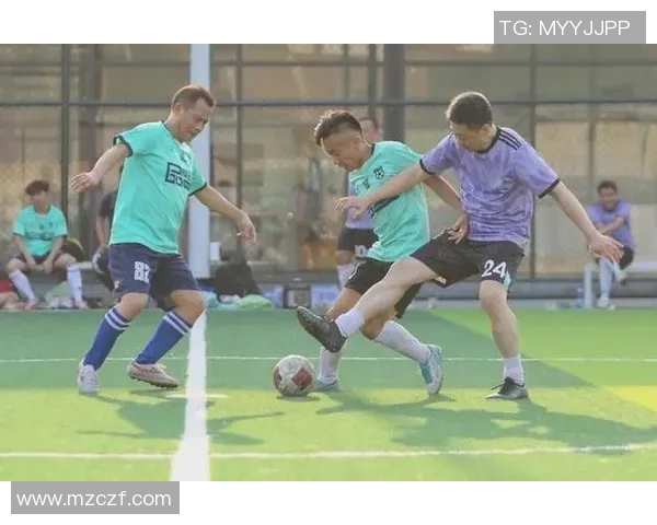 足球巨星化身老年人街头挑战引发热议与欢笑