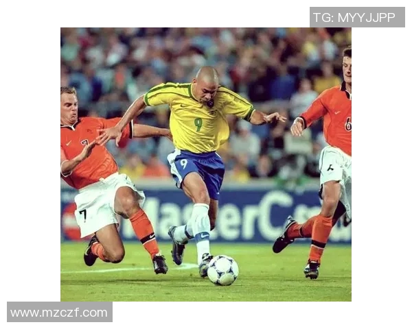 香港足球明星队专业球员展现卓越技艺与团队精神的精彩瞬间 香港足球明星队专业球员展现卓越技艺与团队精神的精彩瞬间